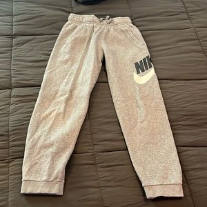 Nike Boys’ Club Fleece Sweatpants Size YM in Grey